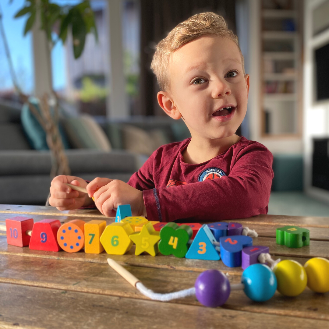 Jeu en bois d'enfilage Montessori